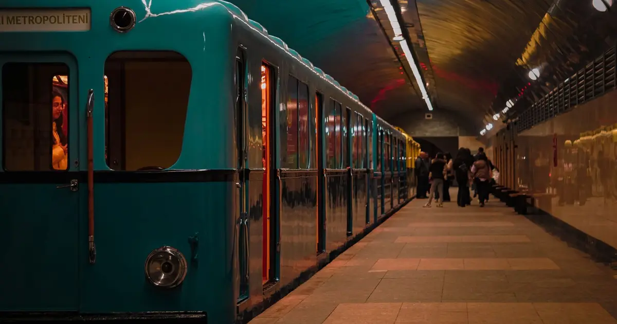 Metro de Santiago reabrirá estación Santa Isabel este martes tras incendio