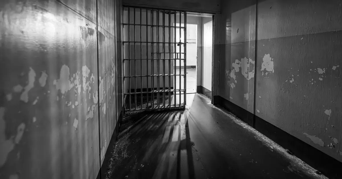 Gendarmería de Chile desvincula a 4 funcionarios por red de corrupción en cárcel Santiago 1